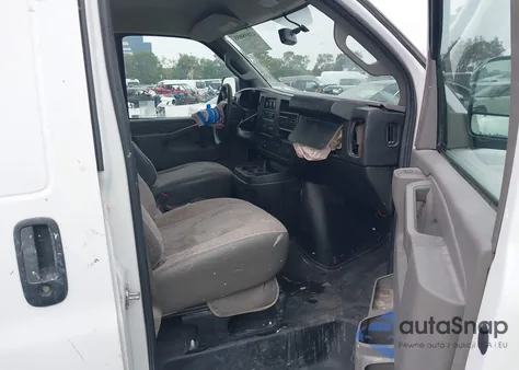 2017 Chevrolet Express 2500 Work Van z USA, uszkodzony, nr VIN 1GCWGAFF3H1112868